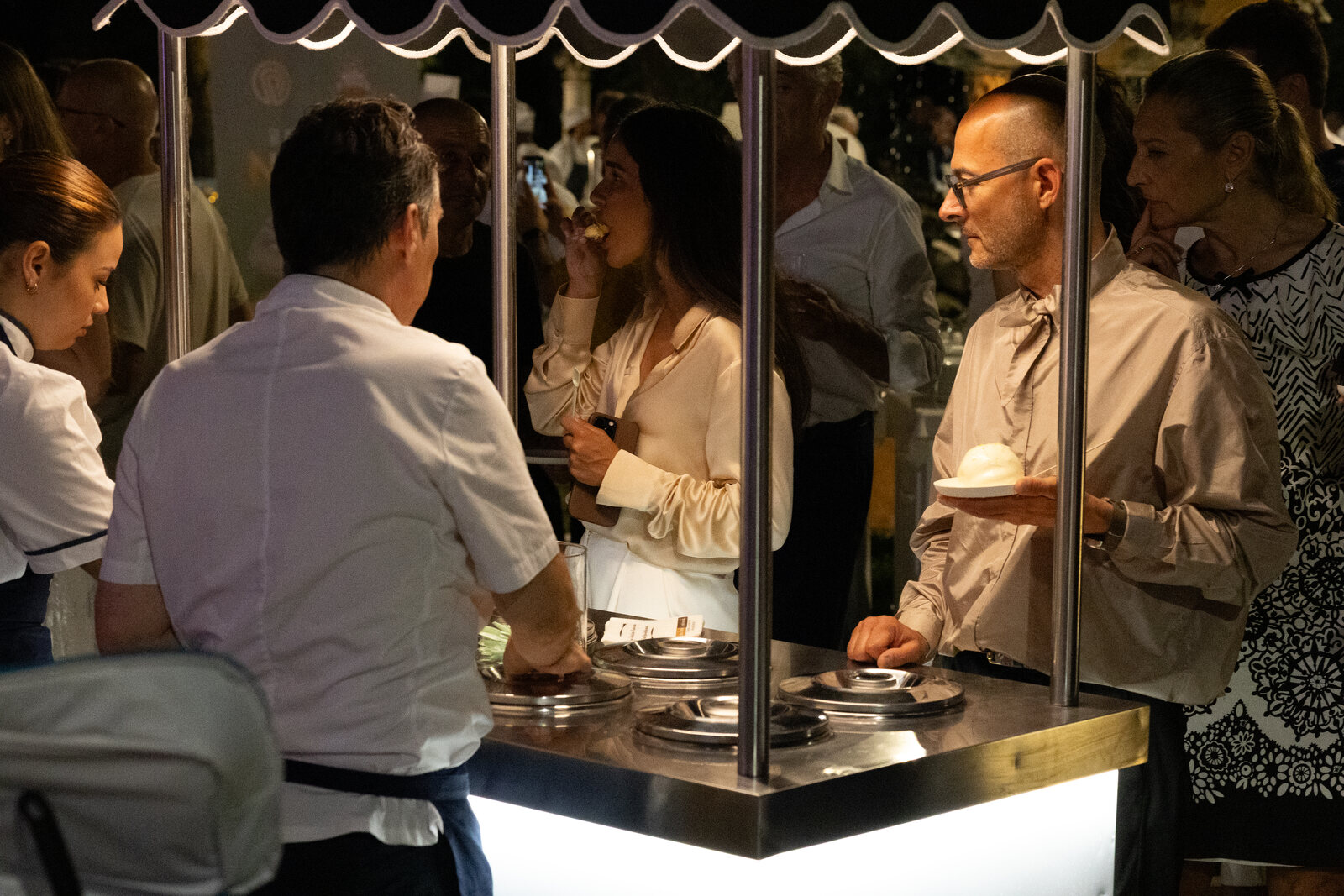 Un ospite assaggia il gelato in cono a un evento Gelateria Il Castello