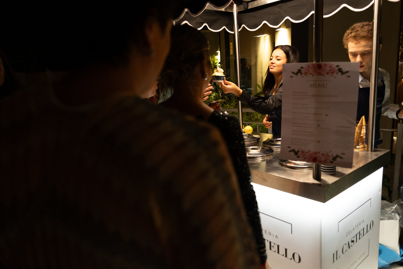 Coppetta di gelato servita a un ospite dell'evento