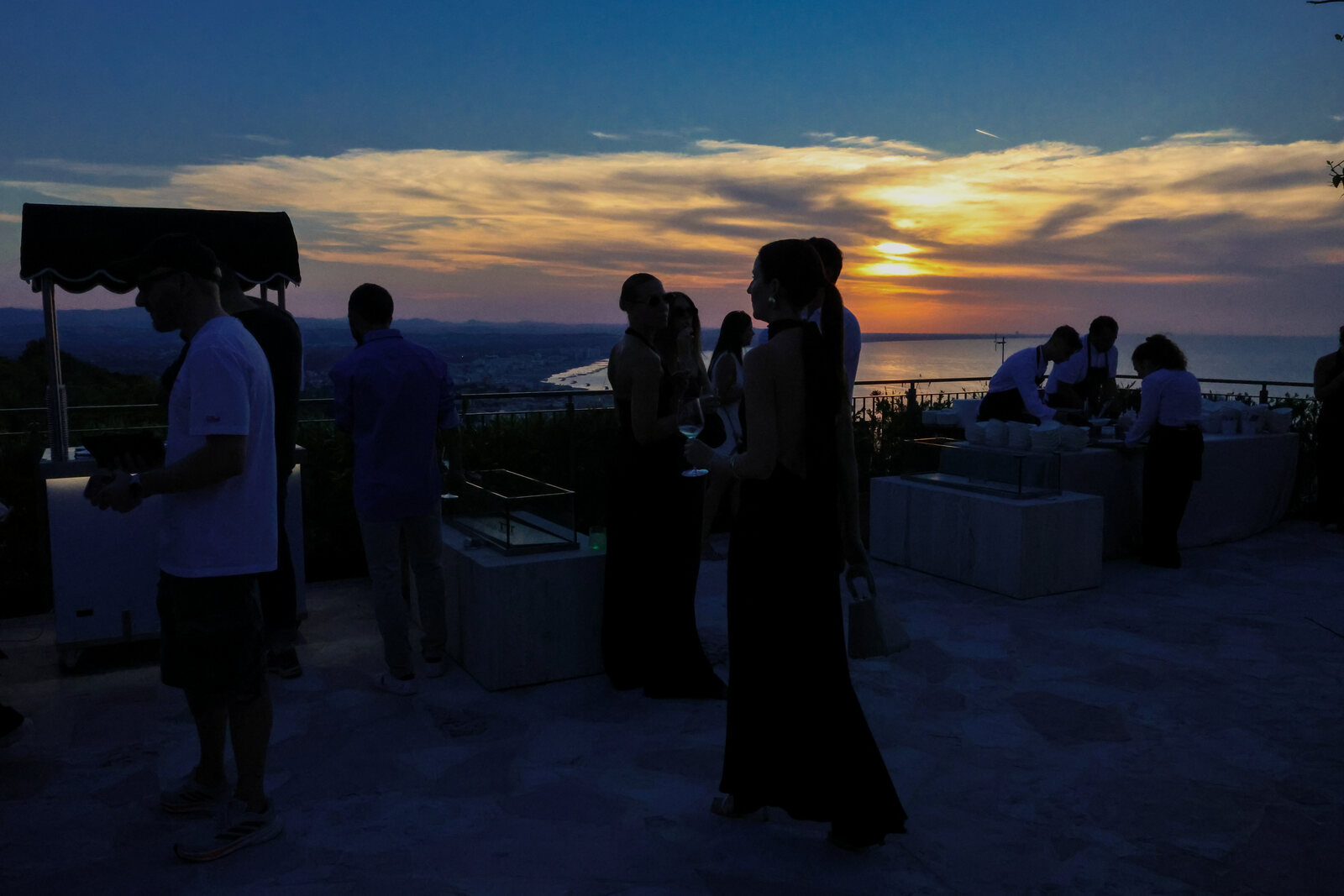 Ospiti al tramonto durante un evento Gelateria Il Castello, vista sul mare