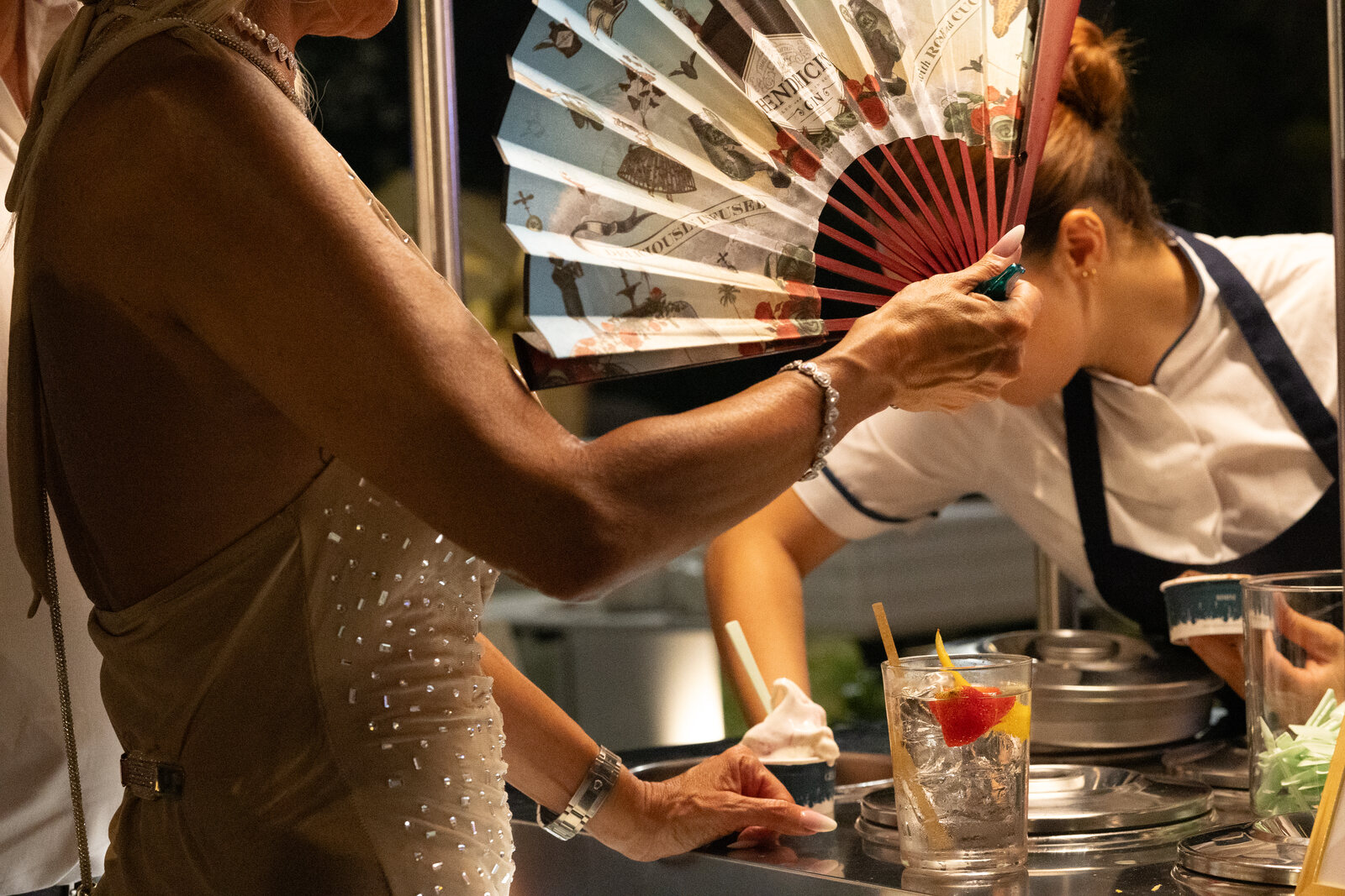 Un momento conviviale al carrettino Gelateria Il Castello durante un evento