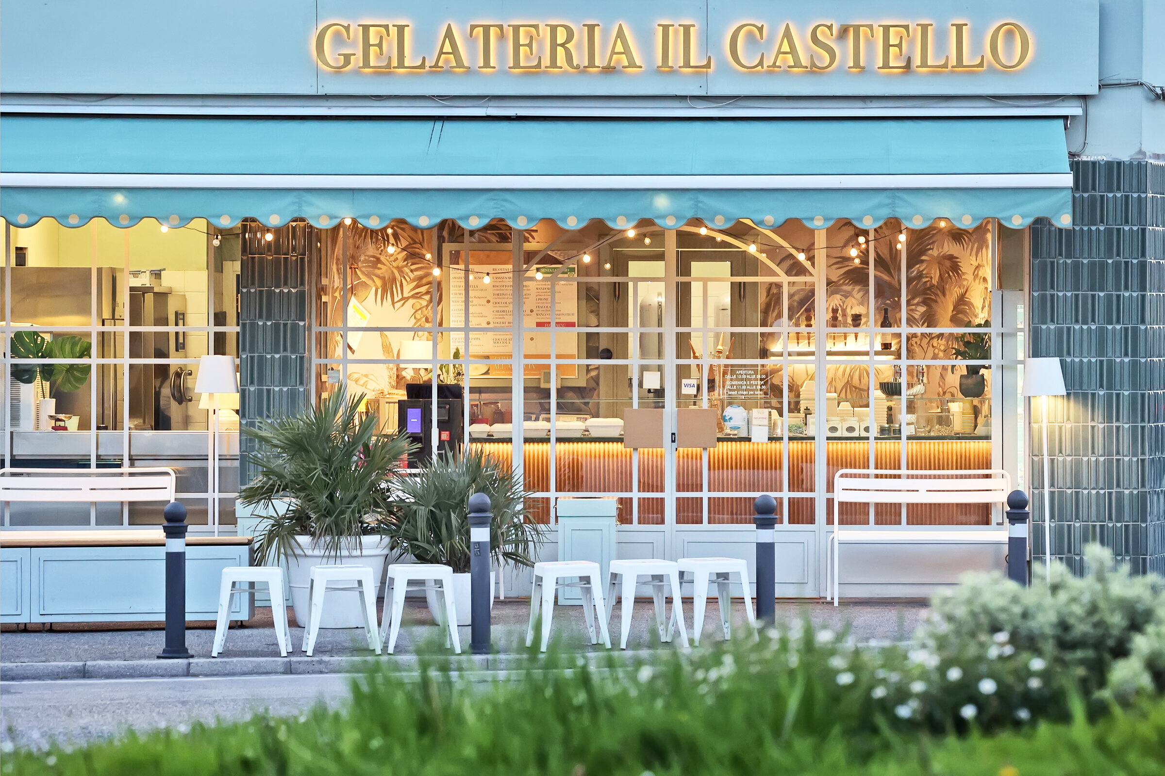 La facciata della Gelateria Il Castello a Rimini, di sera