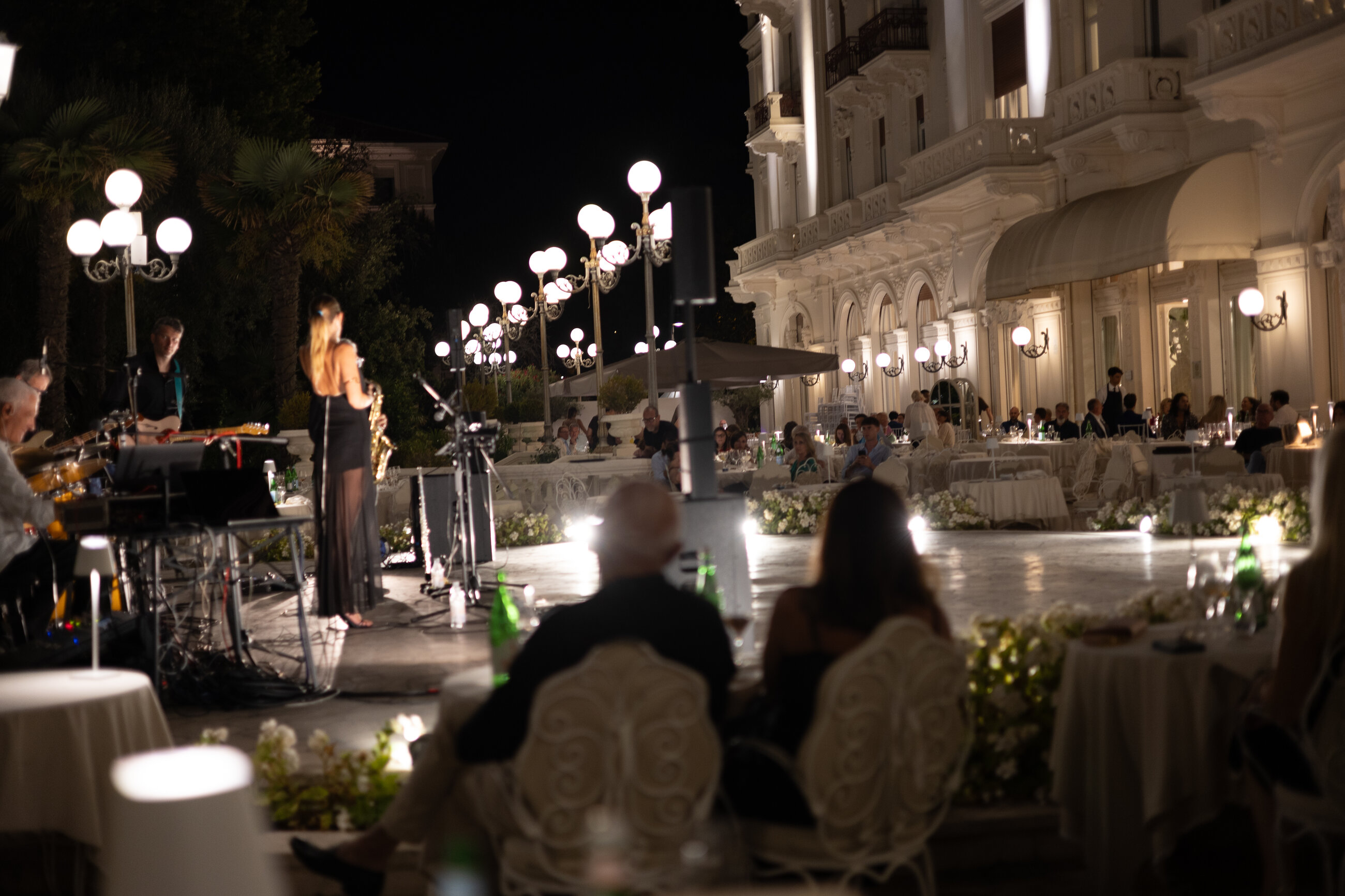 La terrazza del Grand Hotel Rimini durante un evento con musica dal vivo