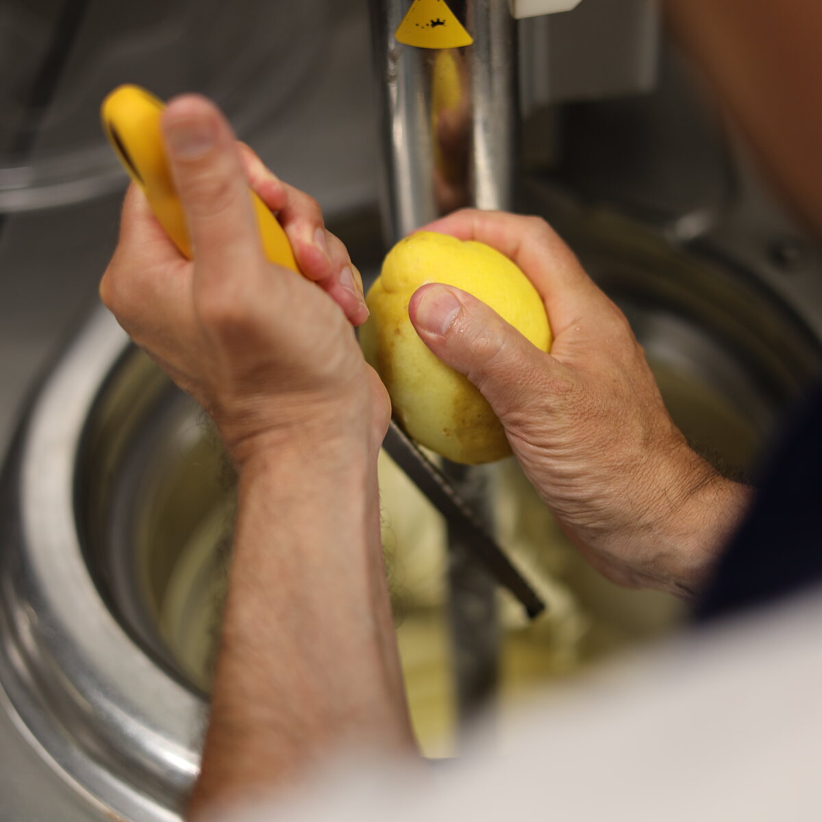 Lavorazione del limone di Siracusa per il sorbetto