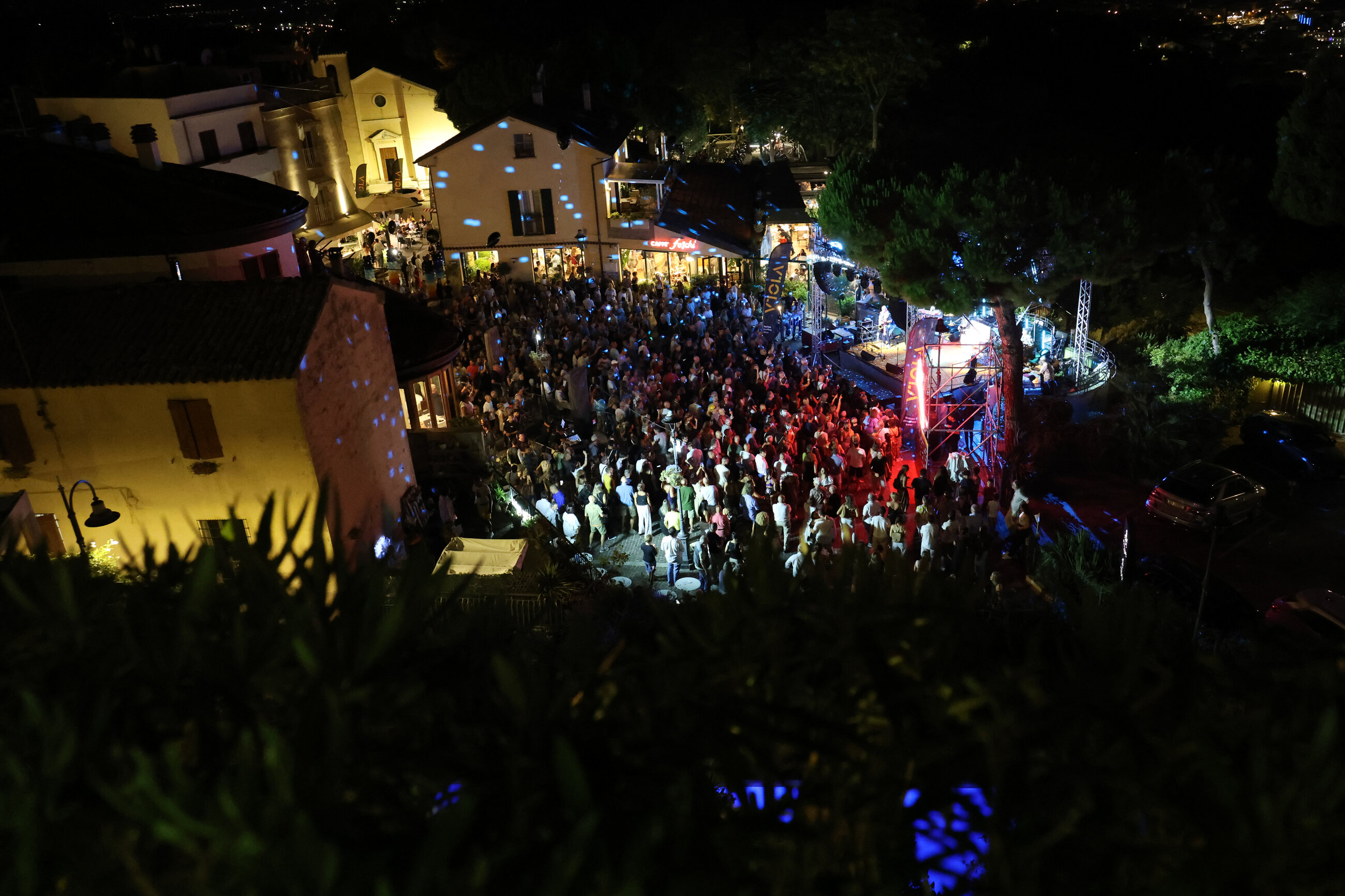 Una serata di festa e musica in piazza durante un evento