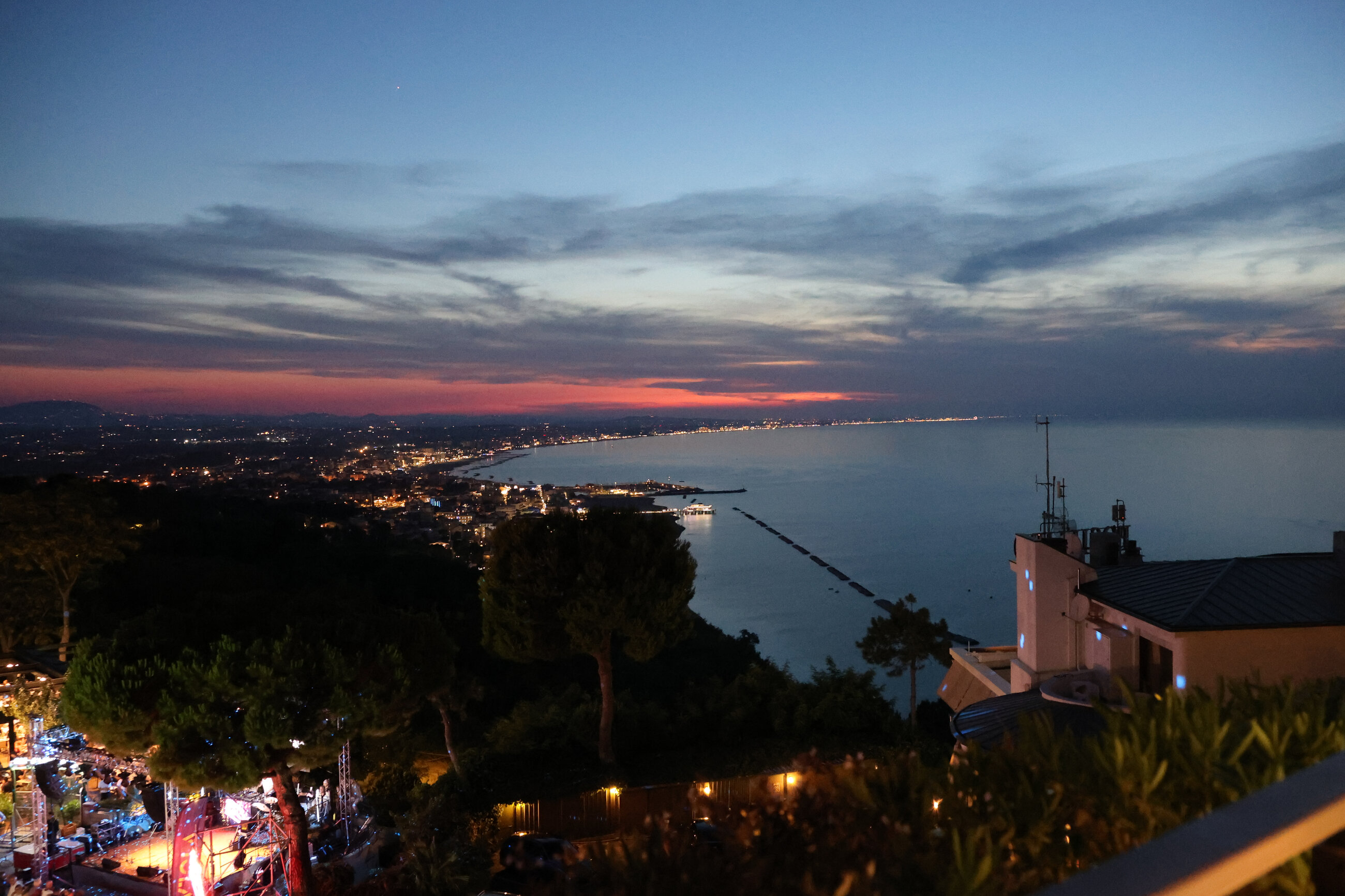 Veduta della costa di Rimini al tramonto durante un evento